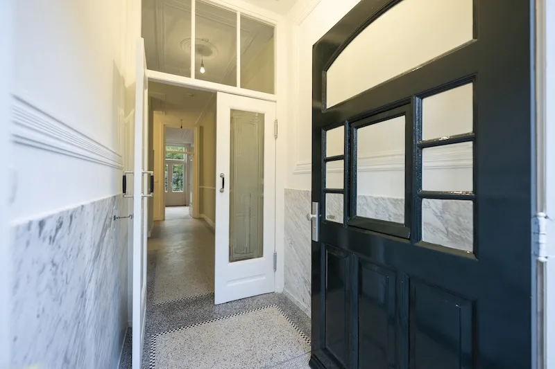 entree met voordeur.