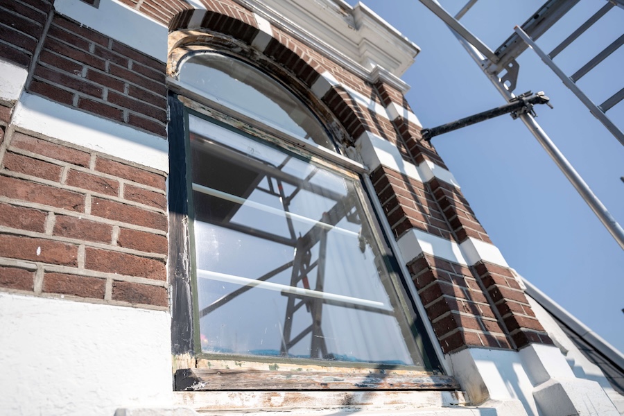 sandedwindow frames before painting in Den Haag Bohemen