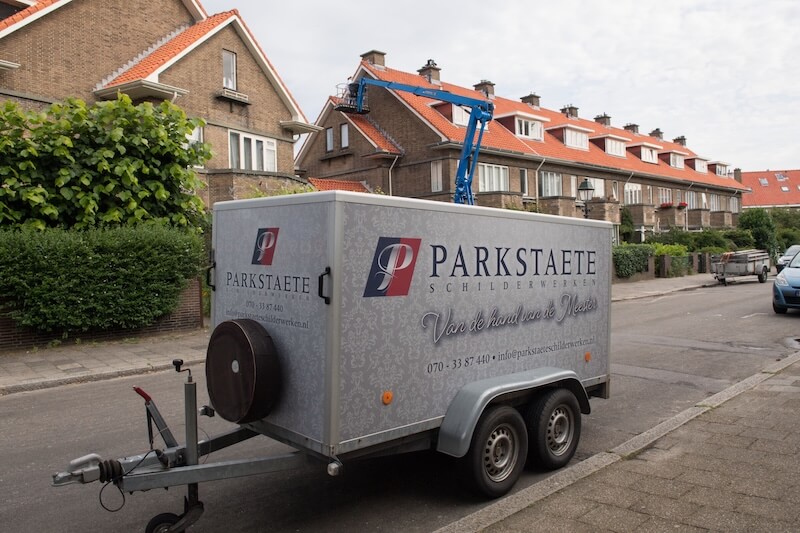 aanhanger van Parksatete  met op de achtergrond de hoogwerker van de schilder